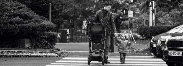 Augustin, malvoyant, fait traverser son fils sur un passage clouté.